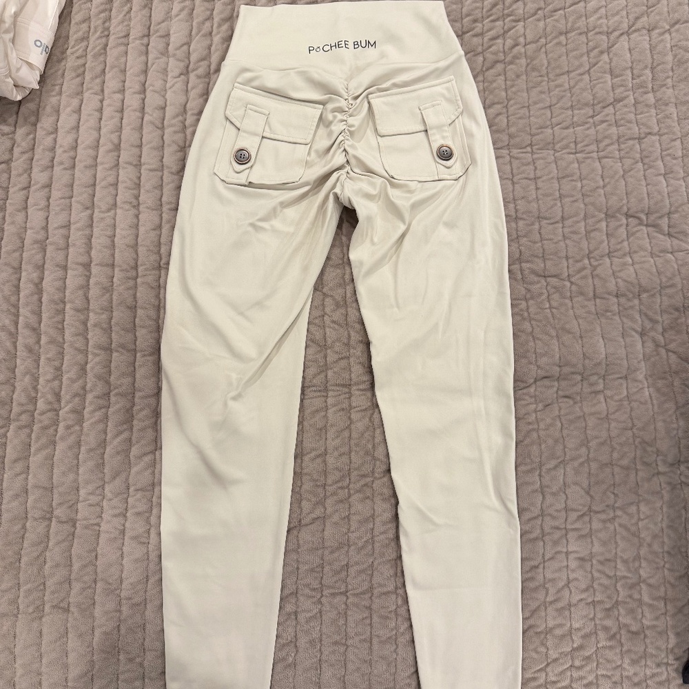 Pcheebum ivory pocket scrunch leggings size medium NWOT